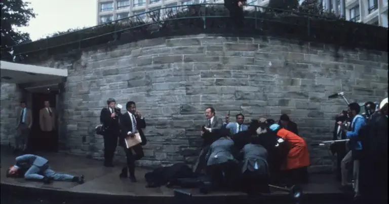 ১৯৮১ সালে রোনাল্ড রেগানের উপর হামলার সময় তিনজন ব্যক্তি আহত হয়েছিলেন